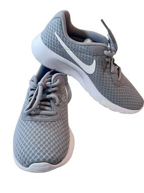 Nike Tanjun Sneakers Tennis Shoes Youth Size 2.5 New Gray White